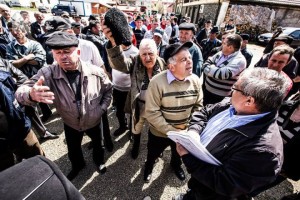 protest-Zlatna-pagube-mistreti-si-lupi-apr-2015