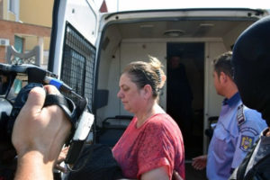 femei-cec-zlatna-retinute