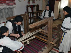 port-popular-zona-fenes-reconstituire