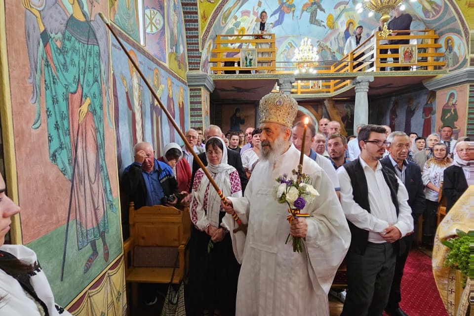 Înaltpreasfințitul Părinte Arhiepiscop Irineu a oficiat slujba de târnosire a bisericii din parohia Almașu Mare 5