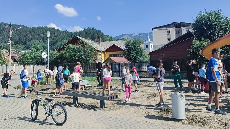 Peste 60 de copii din Zlatna au făcut curățenie, într-unul dintre parcurile în care se joacă 5